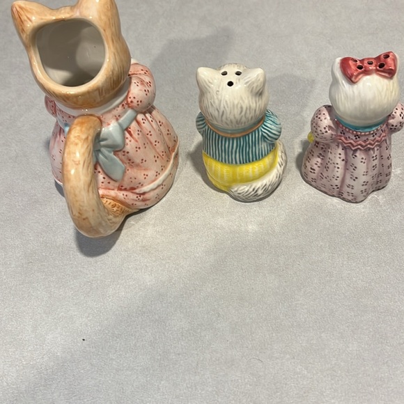 Avon salt n pepper shaker and creamer. Super cute . Little chip on boys ear - Picture 2 of 4